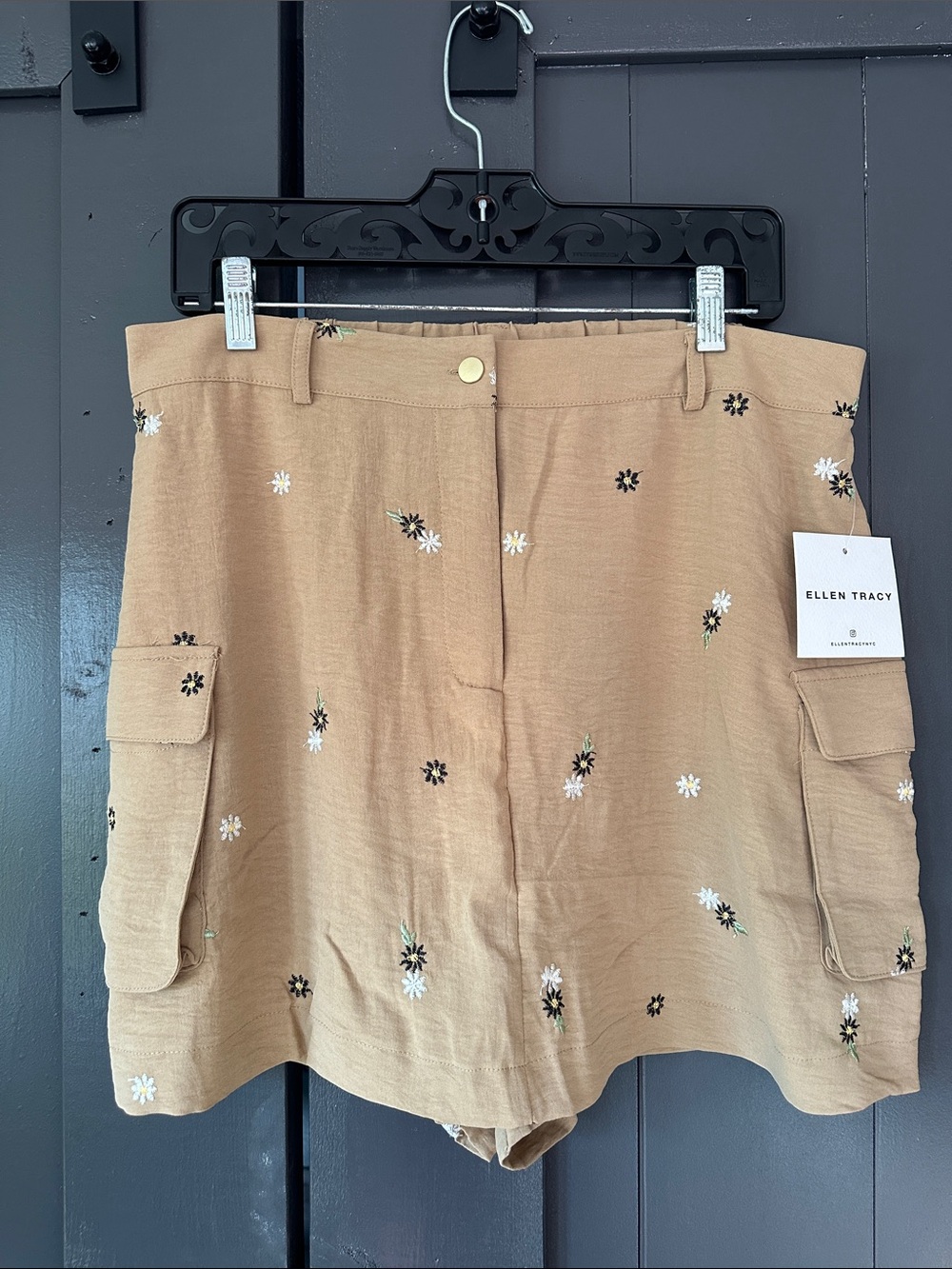 Ellen Tracy Tan Floral Embroidered Cargo Skort with White & Black Flowers